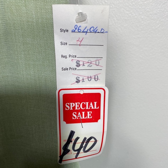 Chic Sleeveless Mini Dress in Light Green - Picture 2 of 4